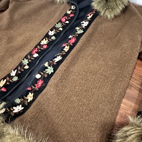 Tasha Polizzi blanket faux fur and floral appliqué jacket. - Picture 3 of 10